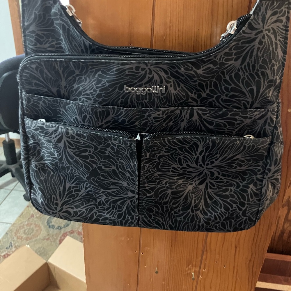PERFECT Baggallini Criss Cross Crossbody Bag Black/Gray Flower Pattern RFID